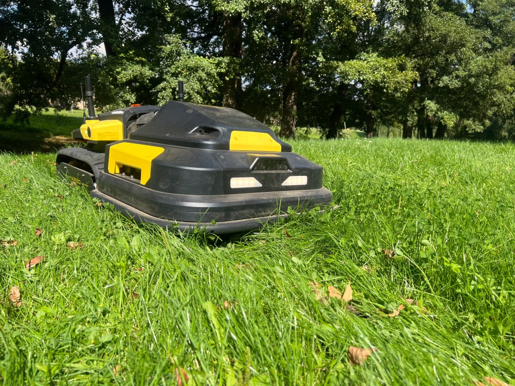 Yarbo si poradí i s trávu 10 cm vysokou